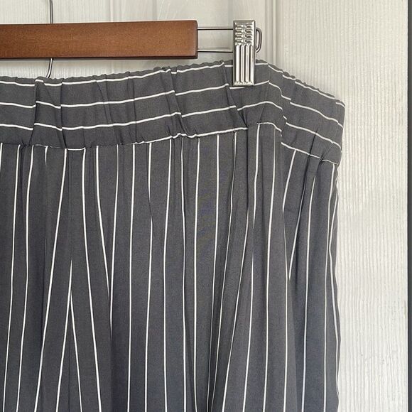 Nine West Women's Shorts XXL Gray Striped Pull On Rayon - Picture 4 of 11